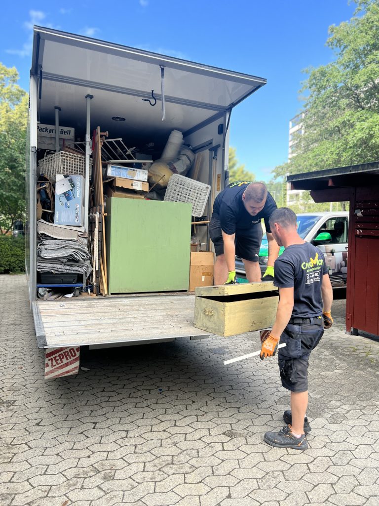 Søppeltaxi Jessheim lastebil parkerer foran en bolig for tømming samme dag